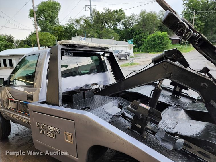image for item JB9030 2001 Chevrolet Silverado 3500  tow truck