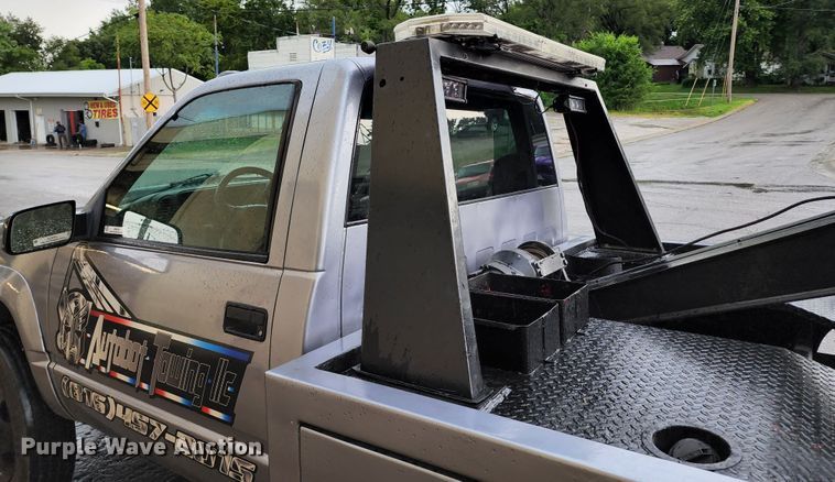 image for item JB9030 2001 Chevrolet Silverado 3500  tow truck