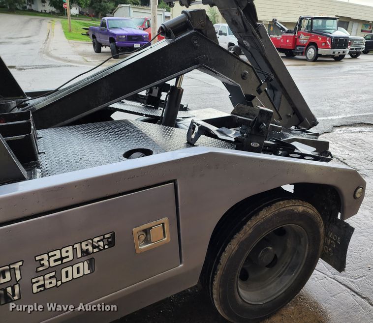 image for item JB9030 2001 Chevrolet Silverado 3500  tow truck