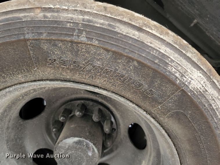 image for item JB9030 2001 Chevrolet Silverado 3500  tow truck