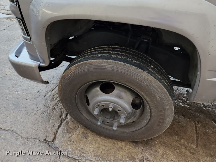 image for item JB9030 2001 Chevrolet Silverado 3500  tow truck