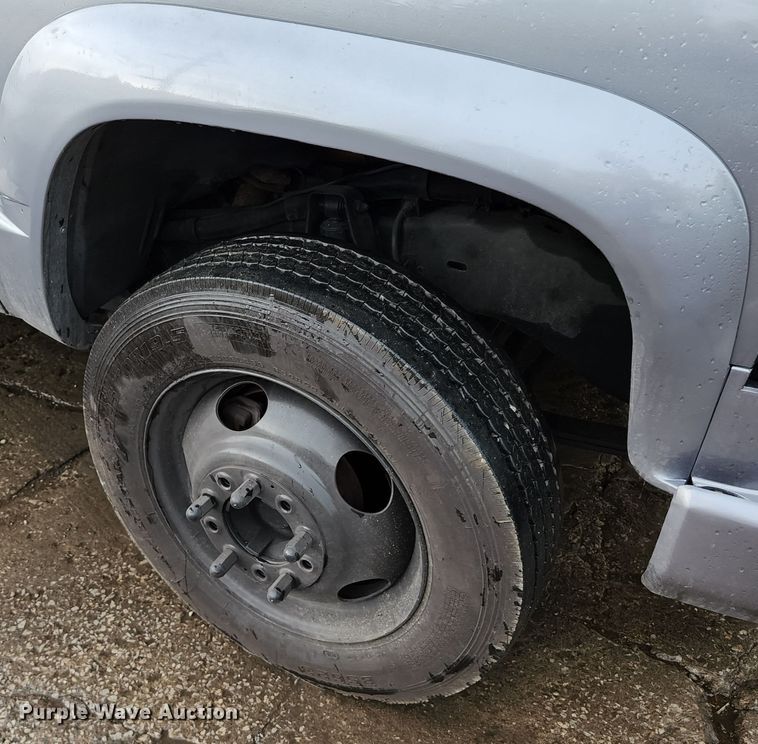 image for item JB9030 2001 Chevrolet Silverado 3500  tow truck