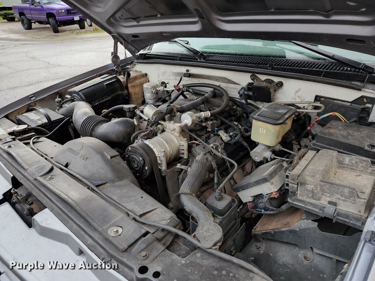 image for item JB9030 2001 Chevrolet Silverado 3500  tow truck