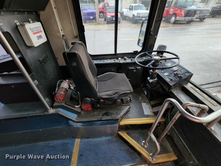 image for item JB9032 2005 Gillig G29E102R2  coach bus