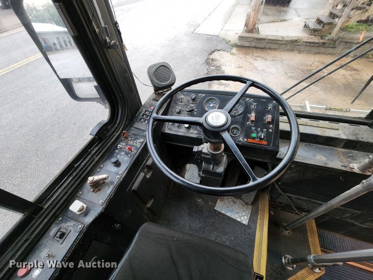 image for item JB9032 2005 Gillig G29E102R2  coach bus