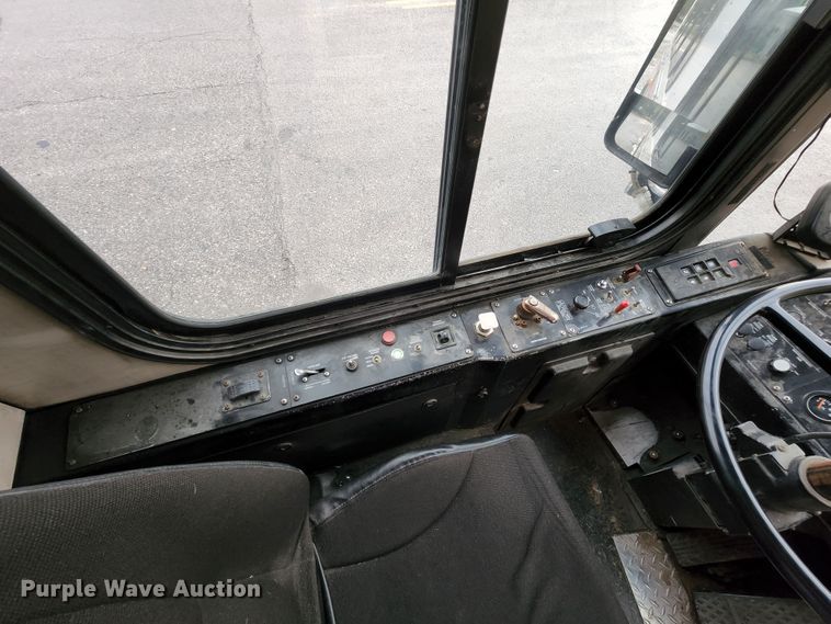 image for item JB9032 2005 Gillig G29E102R2  coach bus