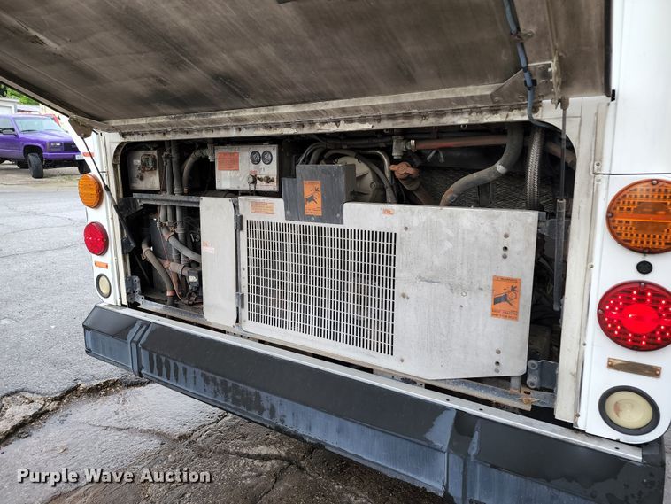 image for item JB9032 2005 Gillig G29E102R2  coach bus