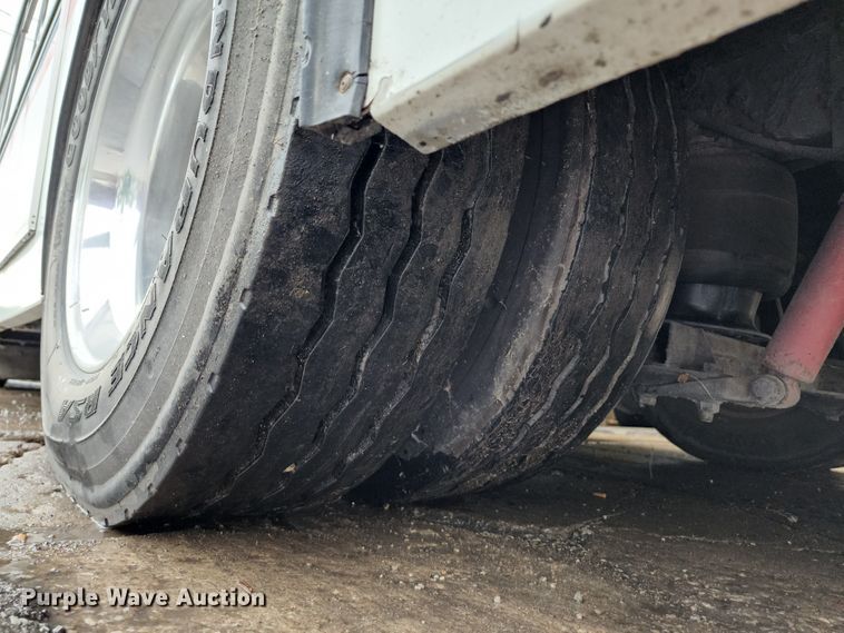 image for item JB9032 2005 Gillig G29E102R2  coach bus