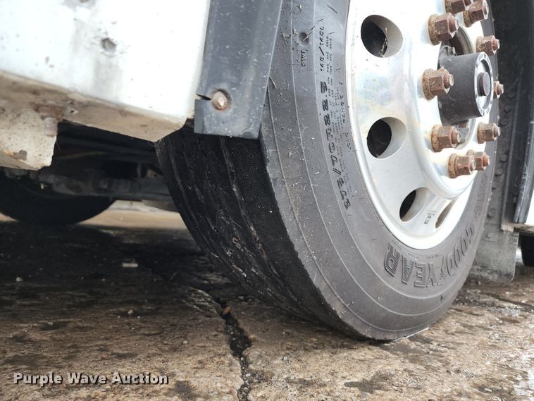 image for item JB9032 2005 Gillig G29E102R2  coach bus