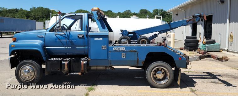 image for item JB9075 1992 GMC TopKick C6500  tow truck