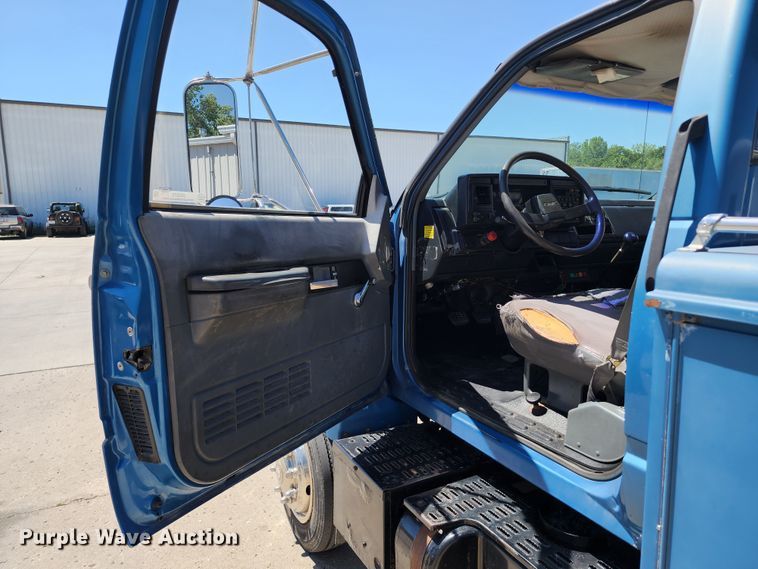 image for item JB9075 1992 GMC TopKick C6500  tow truck