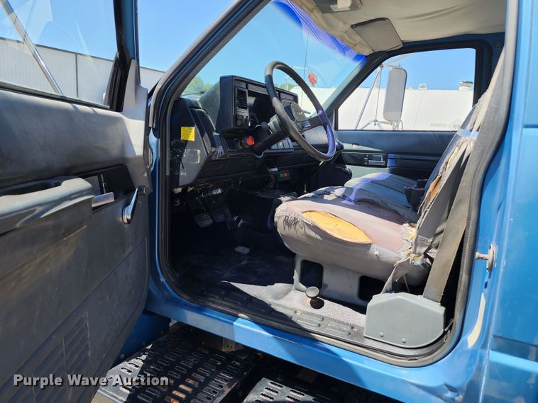 image for item JB9075 1992 GMC TopKick C6500  tow truck