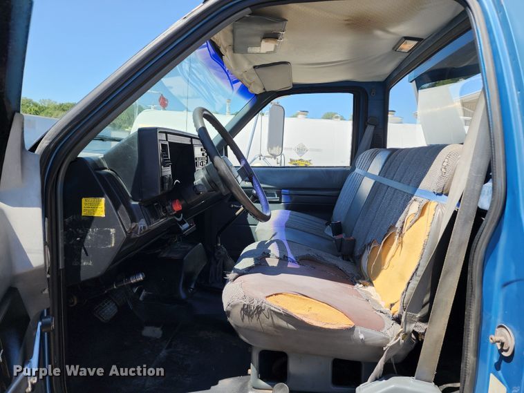 image for item JB9075 1992 GMC TopKick C6500  tow truck