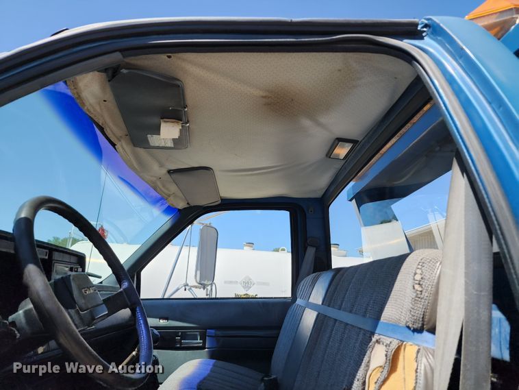 image for item JB9075 1992 GMC TopKick C6500  tow truck