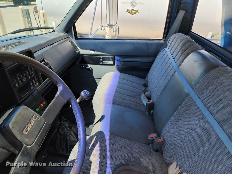 image for item JB9075 1992 GMC TopKick C6500  tow truck