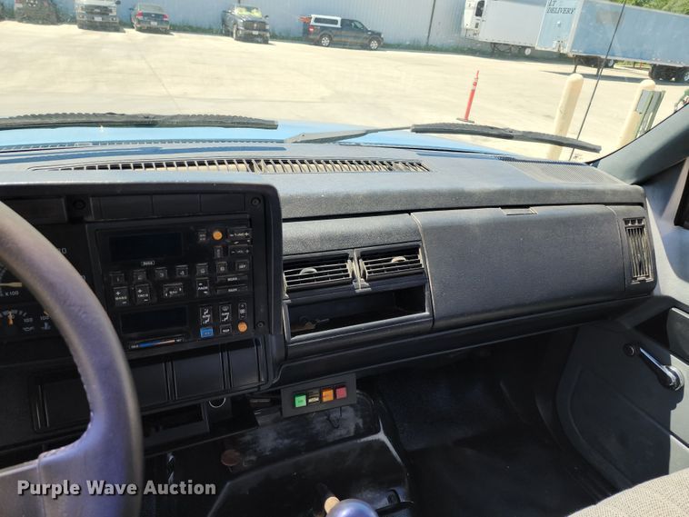 image for item JB9075 1992 GMC TopKick C6500  tow truck