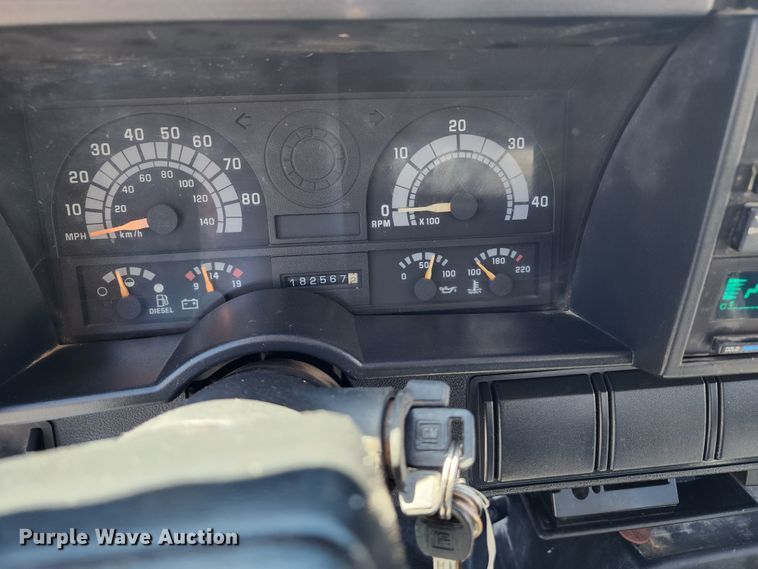 image for item JB9075 1992 GMC TopKick C6500  tow truck