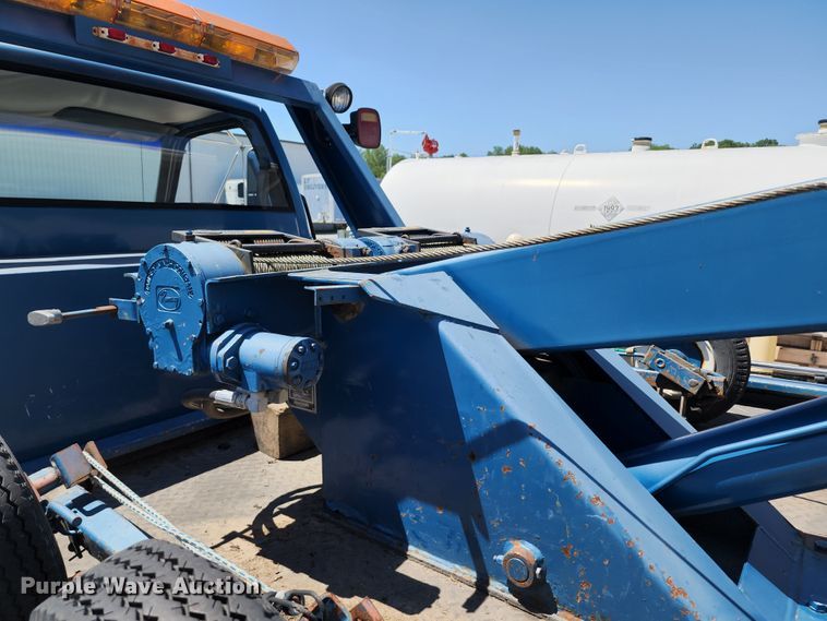 image for item JB9075 1992 GMC TopKick C6500  tow truck