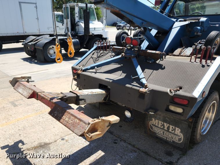 image for item JB9075 1992 GMC TopKick C6500  tow truck