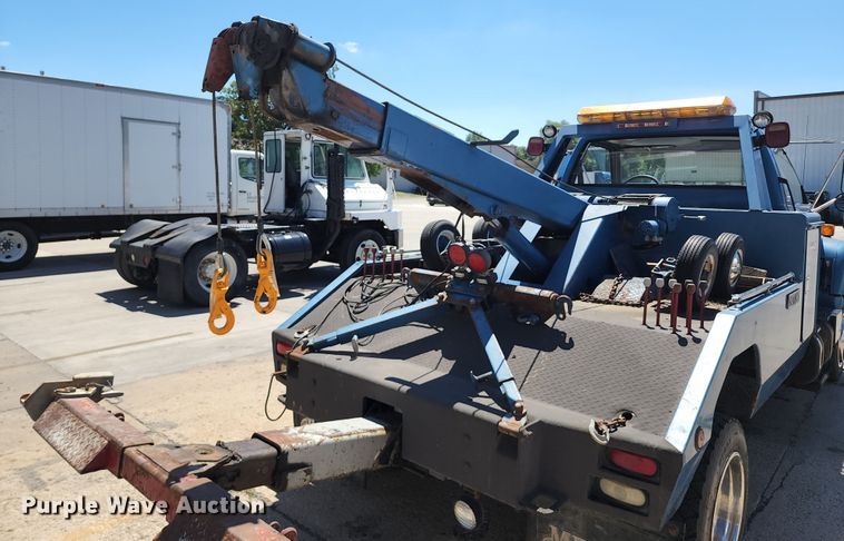 image for item JB9075 1992 GMC TopKick C6500  tow truck