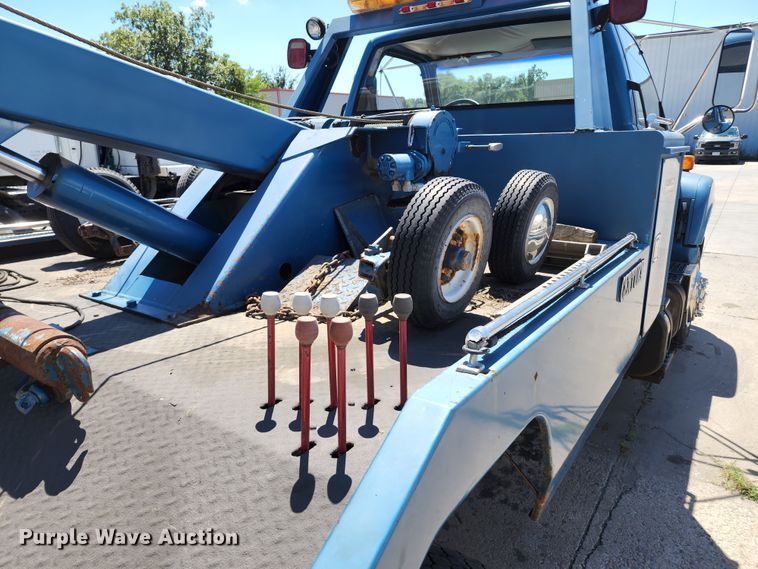 image for item JB9075 1992 GMC TopKick C6500  tow truck