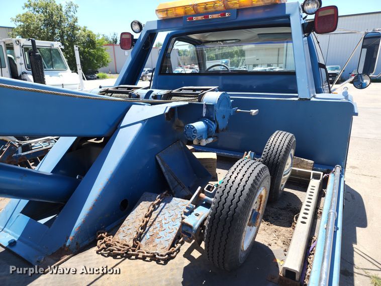 image for item JB9075 1992 GMC TopKick C6500  tow truck