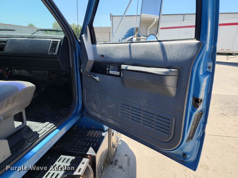 image for item JB9075 1992 GMC TopKick C6500  tow truck