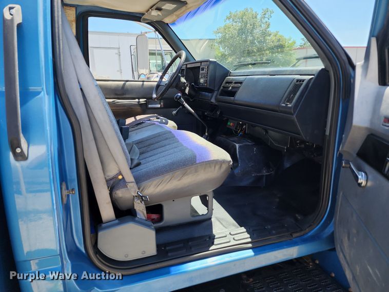 image for item JB9075 1992 GMC TopKick C6500  tow truck