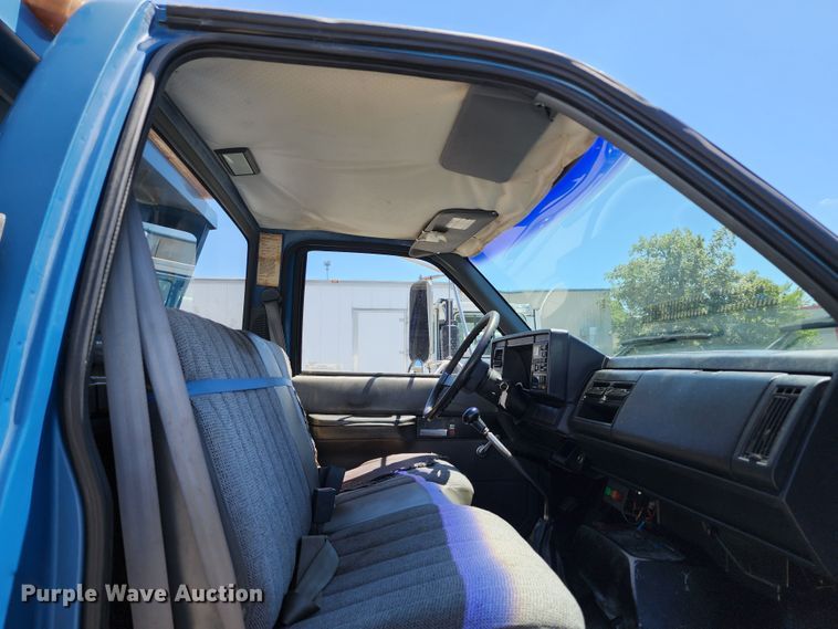 image for item JB9075 1992 GMC TopKick C6500  tow truck