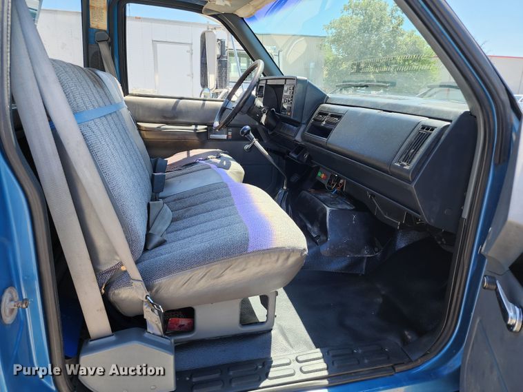 image for item JB9075 1992 GMC TopKick C6500  tow truck