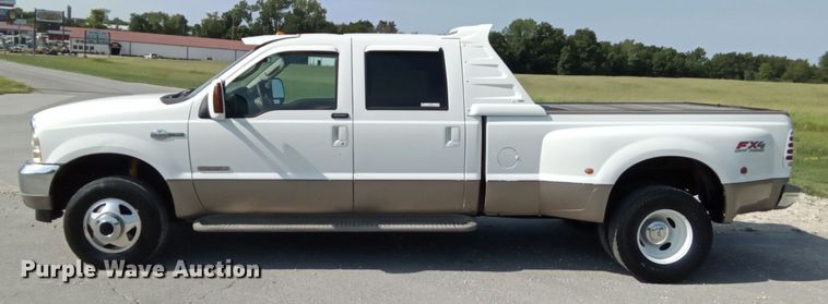 image for item JL9955 2004 Ford F350 Super Duty King Ranch  Crew Cab pickup truck