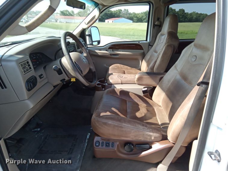 image for item JL9955 2004 Ford F350 Super Duty King Ranch  Crew Cab pickup truck