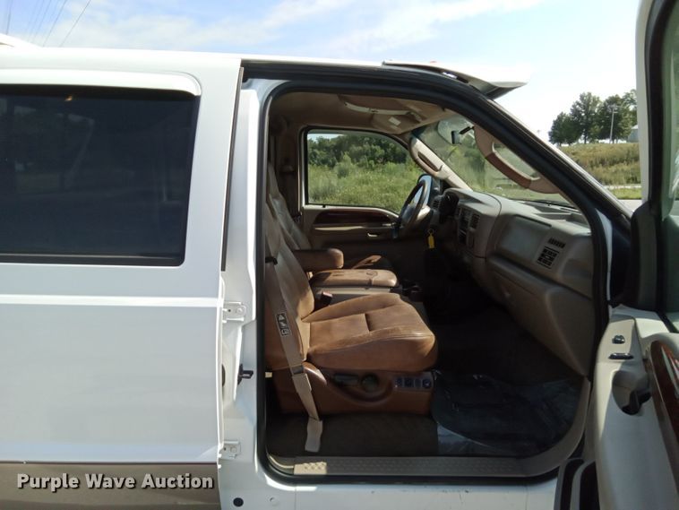 image for item JL9955 2004 Ford F350 Super Duty King Ranch  Crew Cab pickup truck