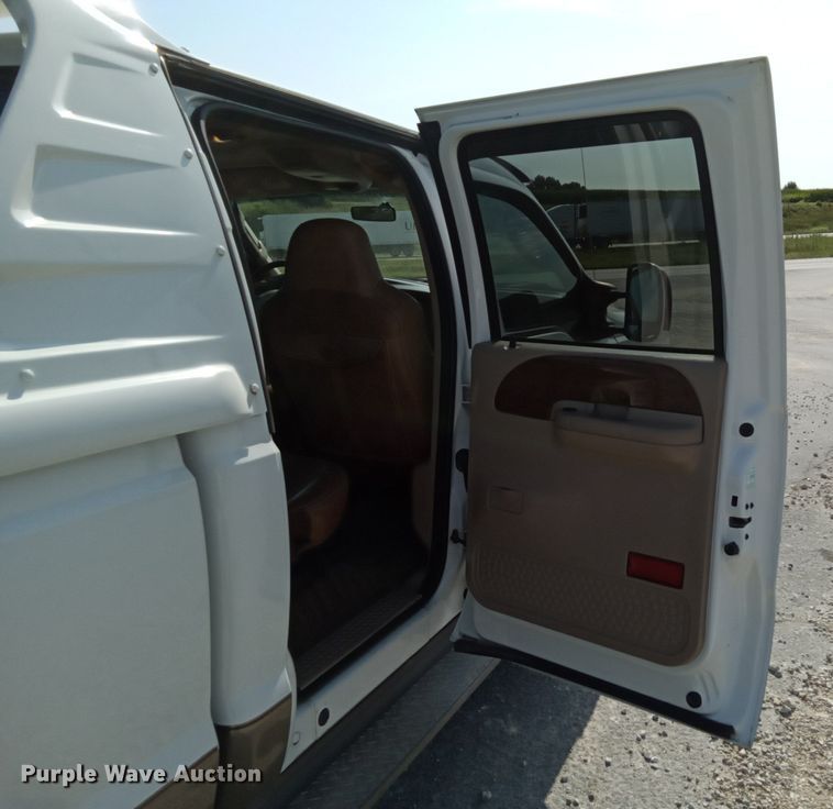 image for item JL9955 2004 Ford F350 Super Duty King Ranch  Crew Cab pickup truck