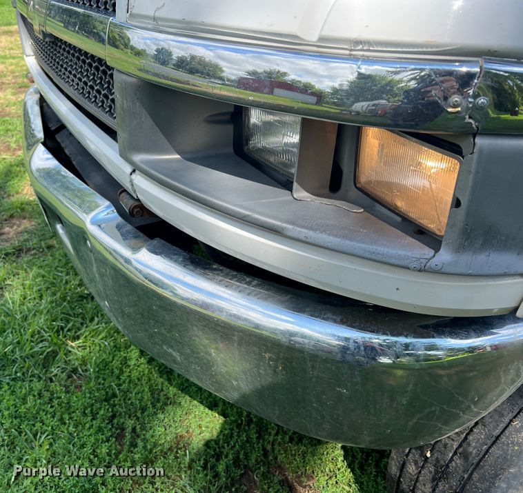 image for item JM9183 2005 Chevrolet C4500  flatbed truck