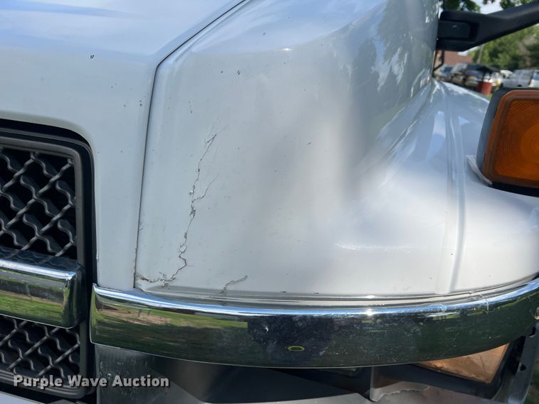 image for item JM9183 2005 Chevrolet C4500  flatbed truck