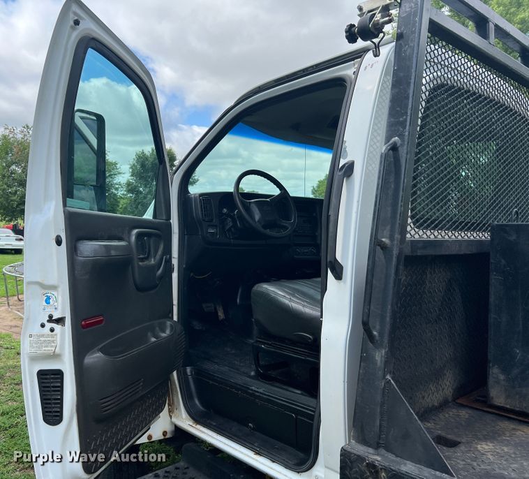 image for item JM9183 2005 Chevrolet C4500  flatbed truck