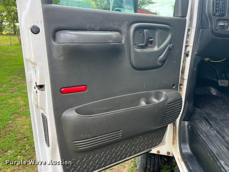 image for item JM9183 2005 Chevrolet C4500  flatbed truck