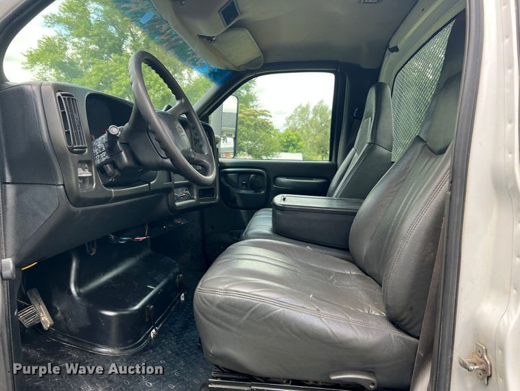 image for item JM9183 2005 Chevrolet C4500  flatbed truck