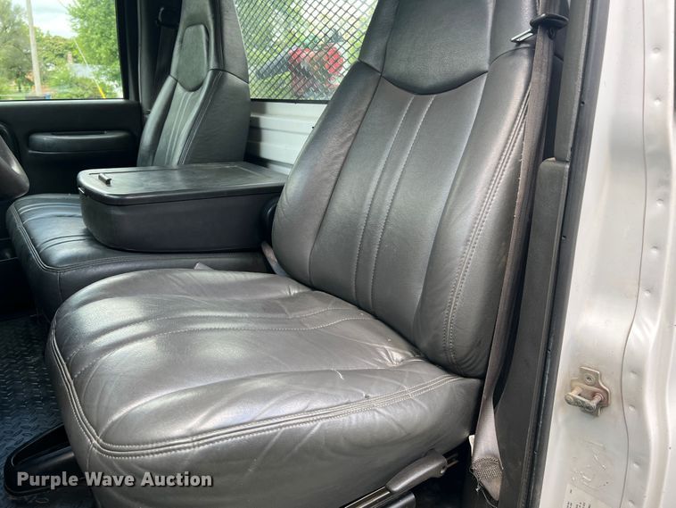 image for item JM9183 2005 Chevrolet C4500  flatbed truck