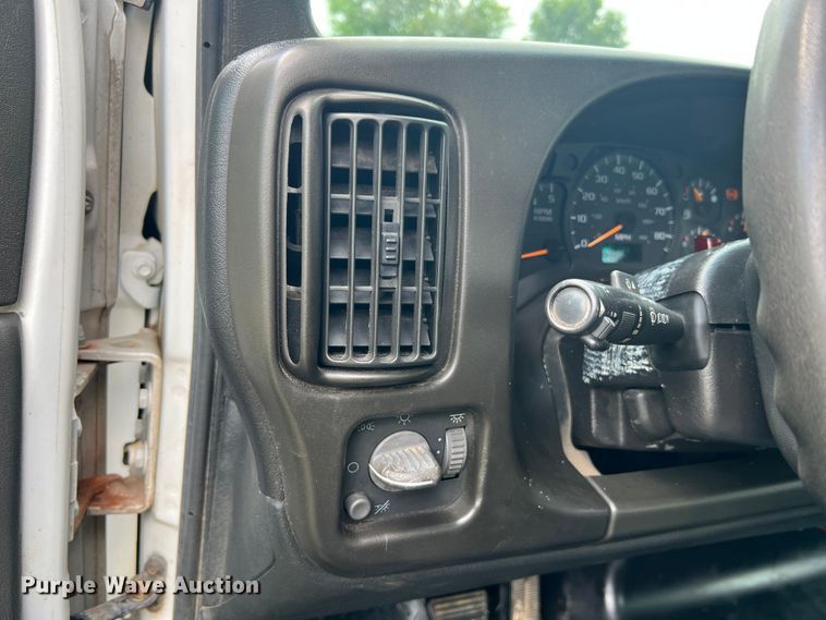 image for item JM9183 2005 Chevrolet C4500  flatbed truck