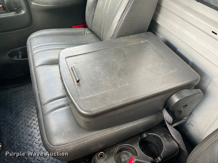 image for item JM9183 2005 Chevrolet C4500  flatbed truck