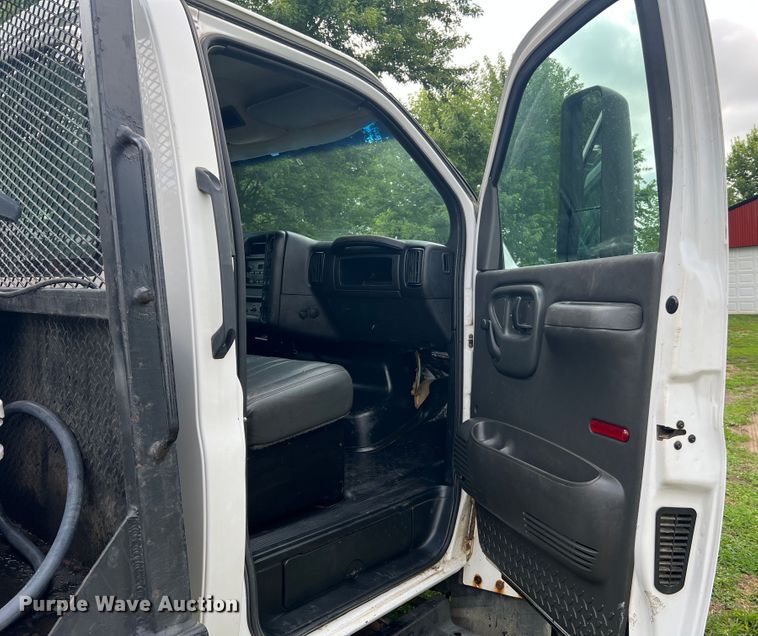 image for item JM9183 2005 Chevrolet C4500  flatbed truck
