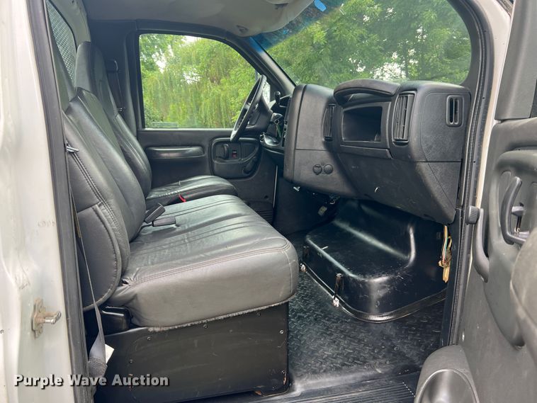 image for item JM9183 2005 Chevrolet C4500  flatbed truck