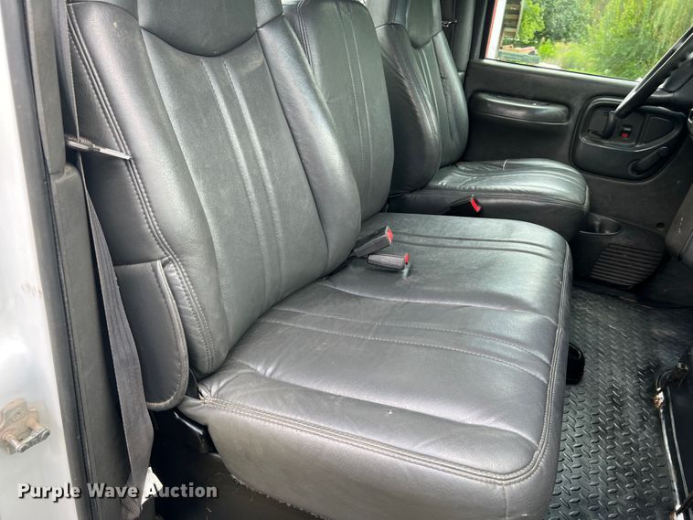 image for item JM9183 2005 Chevrolet C4500  flatbed truck