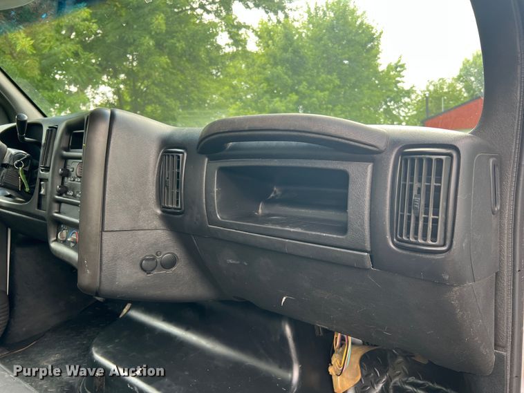 image for item JM9183 2005 Chevrolet C4500  flatbed truck