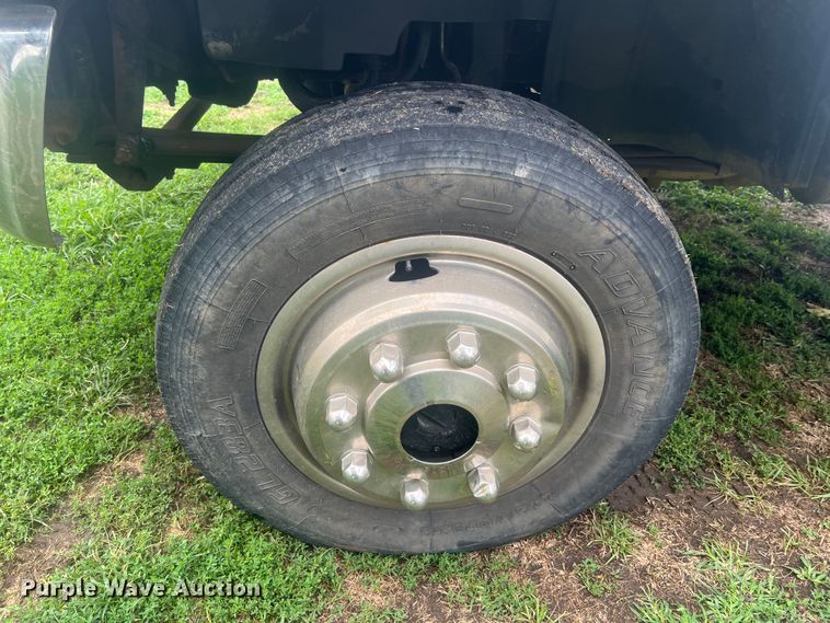 image for item JM9183 2005 Chevrolet C4500  flatbed truck