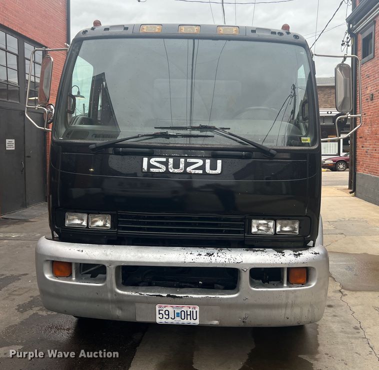 image for item JM9189 2001 Isuzu  refrigerated delivery truck