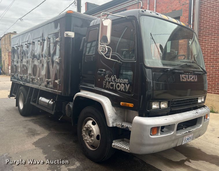 image for item JM9189 2001 Isuzu  refrigerated delivery truck