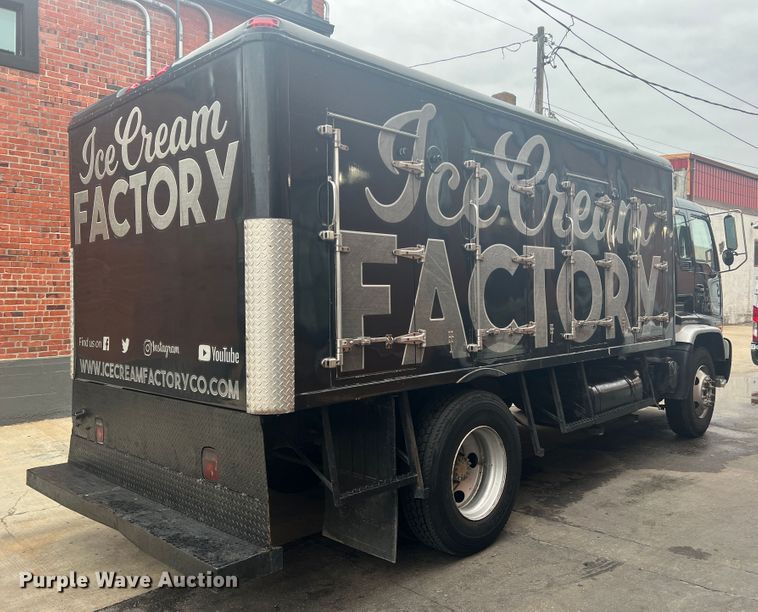 image for item JM9189 2001 Isuzu  refrigerated delivery truck